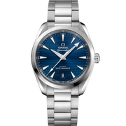 Quadrante blu spazzolato sunburst dell’Omega Seamaster Aqua Terra 38 mm con motivo teak orizzontale, indici e lancette rodiati con riempimento Super-LumiNova bianca, datario a ore 6